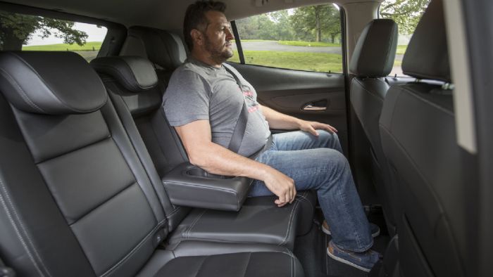 Το Opel Mokka X προσφέρει μια σχετικά άνετη και πρακτική καμπίνα επιβατών.